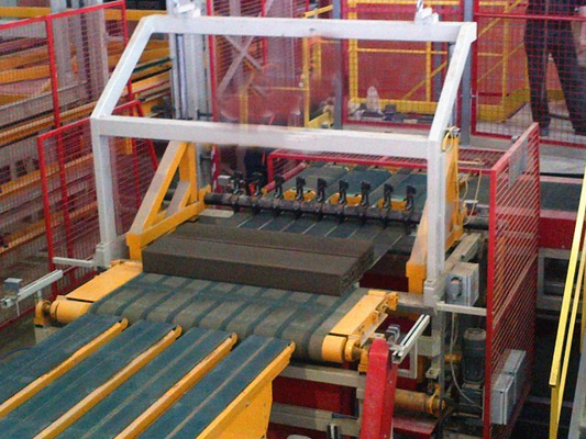 Máquina cortadora de ladrillos de arcilla hidráulica con un ancho máximo de corte de 520 mm y un ciclo de corte de 6-8 veces/min para ahorrar mano de obra